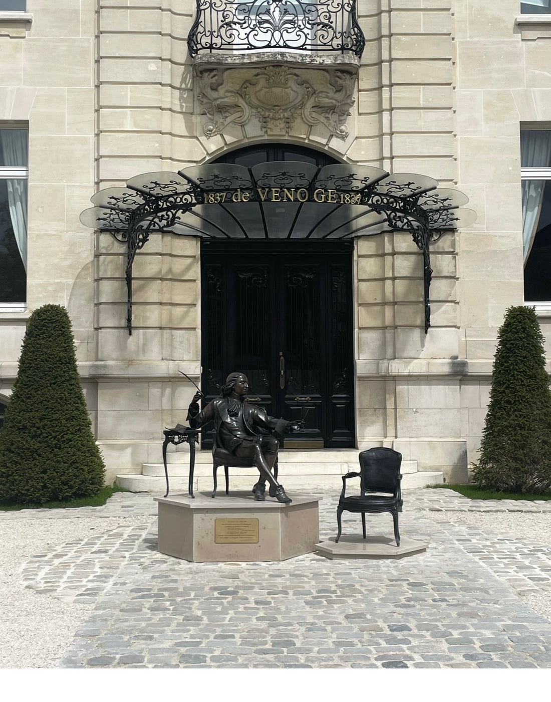 "Navzdory útrapám a pádům by měl být život nepřetržitou dovolenou, takže si nedovedu představit jediný den bez šampaňského" - francouzský král Ludvík XVI.