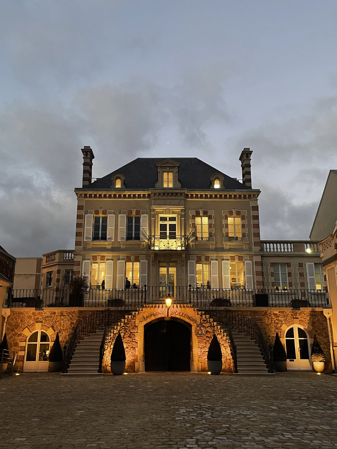 Králové, agenti a cherchez la femme