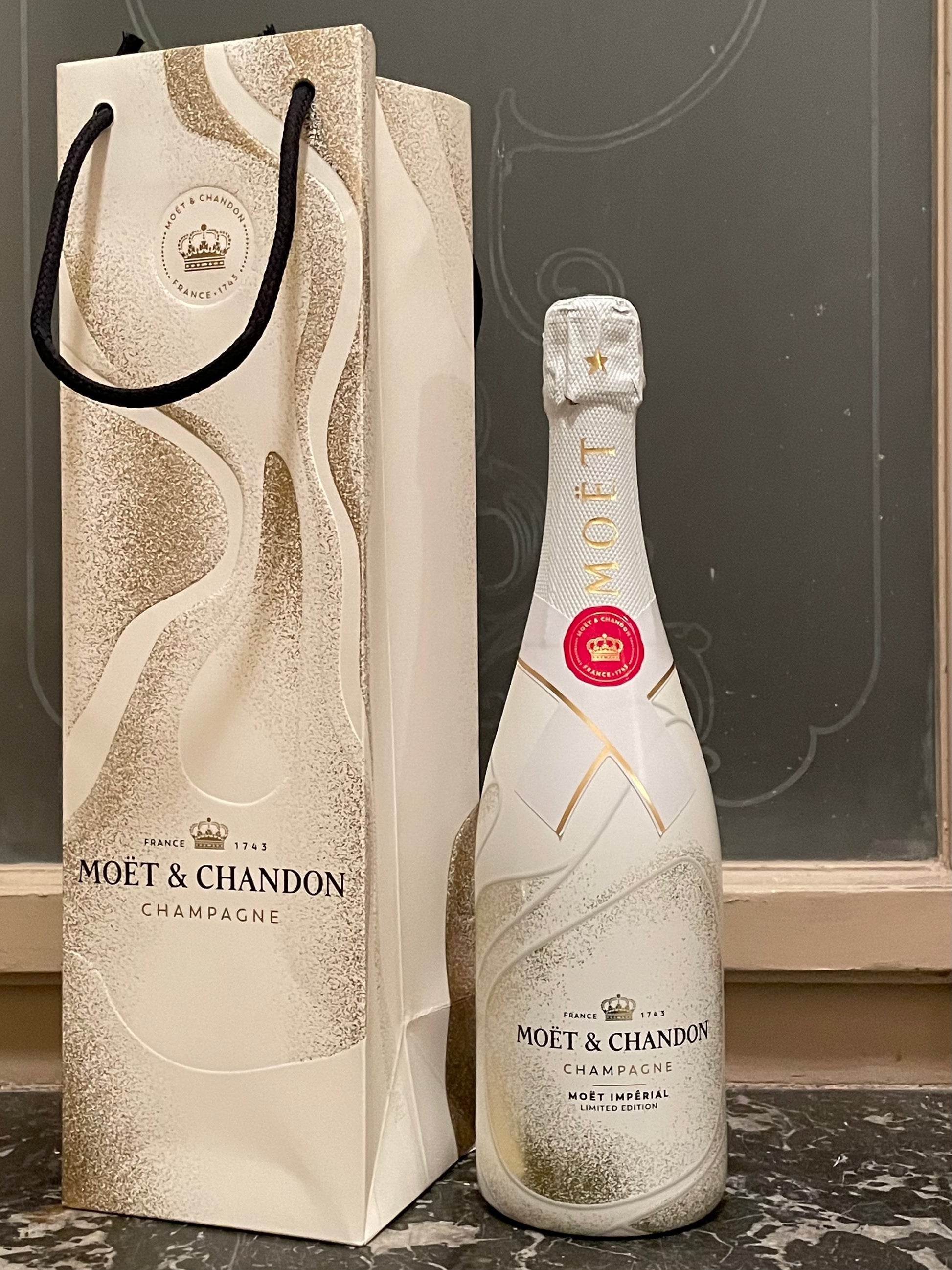 MOËT & CHANDON MOËT IMPÉRIAL BRUT LIMITED EDITION SLEEVE 75 cL CHRISTMAS GIFT BAG