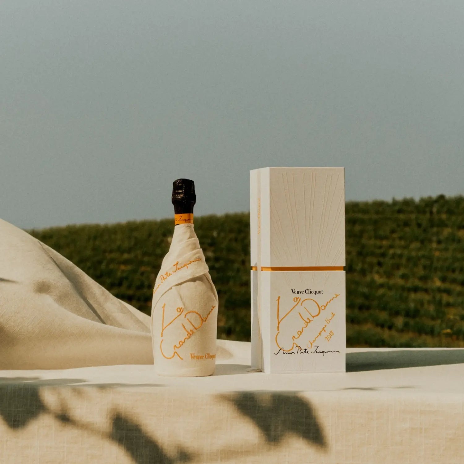 VEUVE CLICQUOT x JACQUEMUS LA GRANDE DAME 2018 75 cL