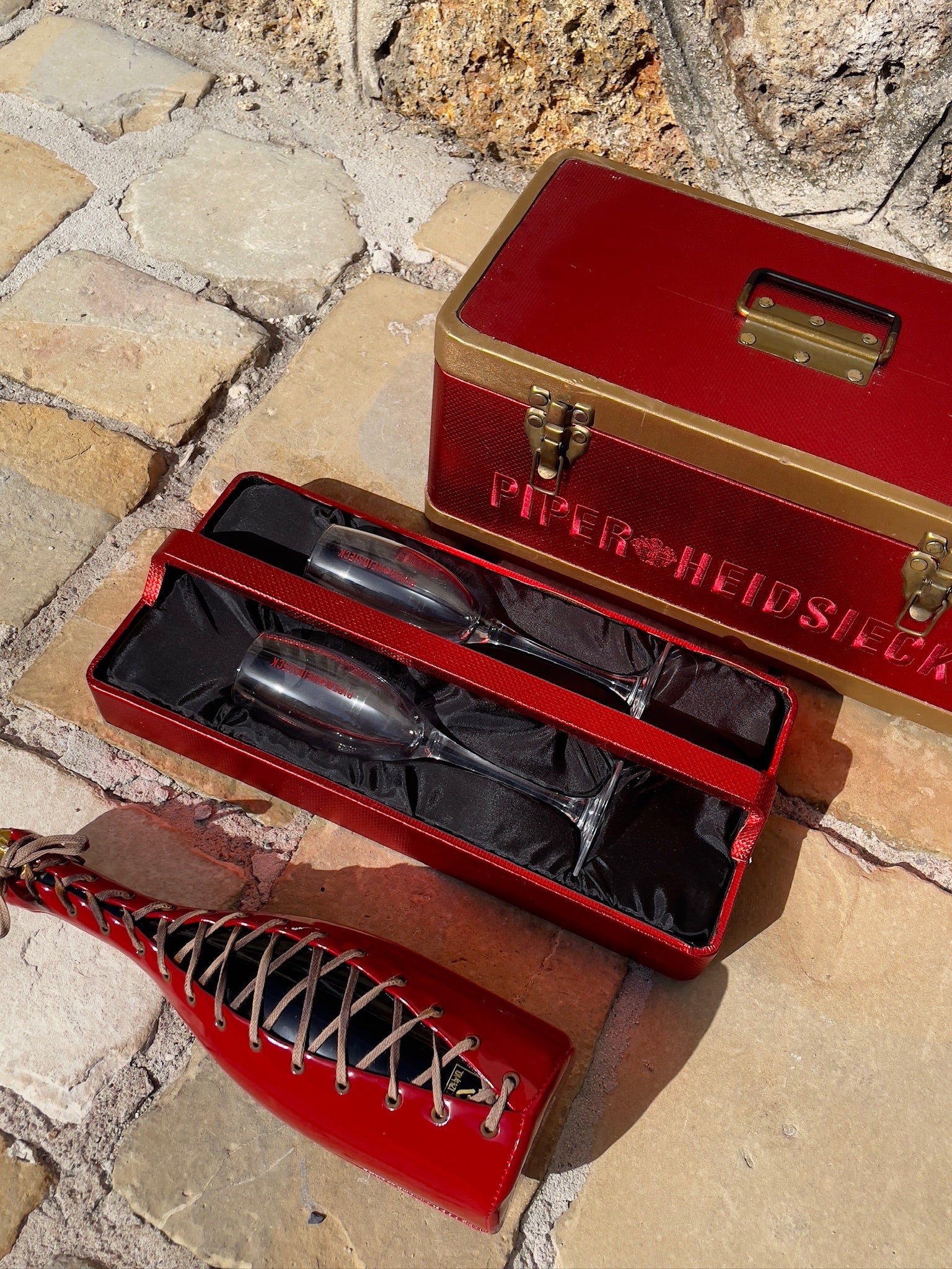 Piper-Heidsieck Jean Paul Gaultier Corset 1999 75 cL coffret – truhla 1970 se dvěmi skleničkami