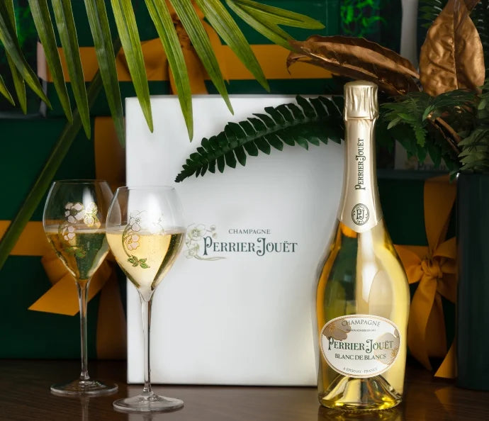 PERRIER-JOUËT BLANC DE BLANCS COFFRET 75 cL SET S DVĚMI FLUTE SKLENIČKAMI, GIFT BAG — k dispozici 6.12.