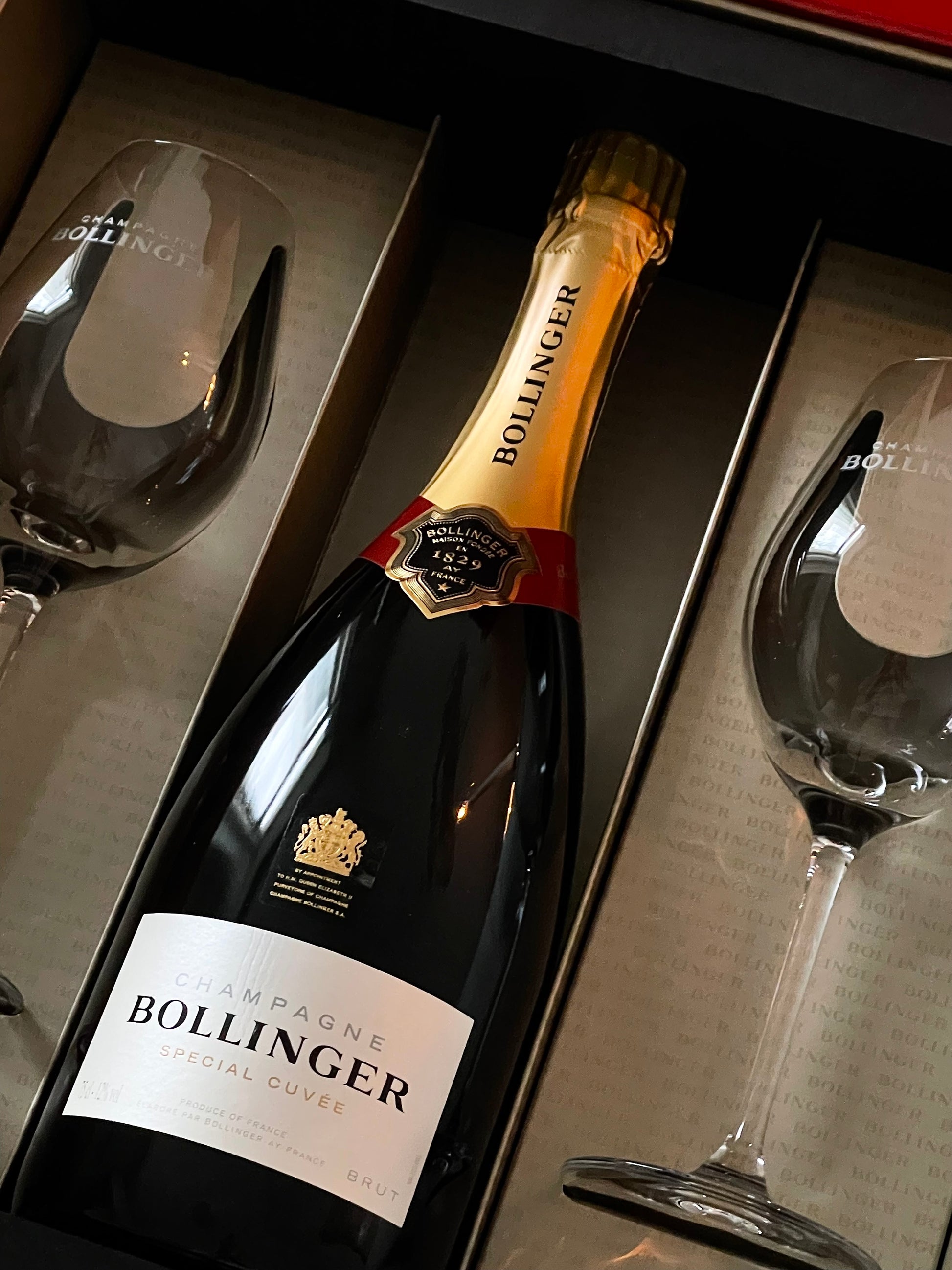 CHAMPAGNE BOLLINGER SPECIAL CUVÉE BRUT COFFRET 75 cL SET SE DVĚMI SKLENIČKAMI, GIFT BAG