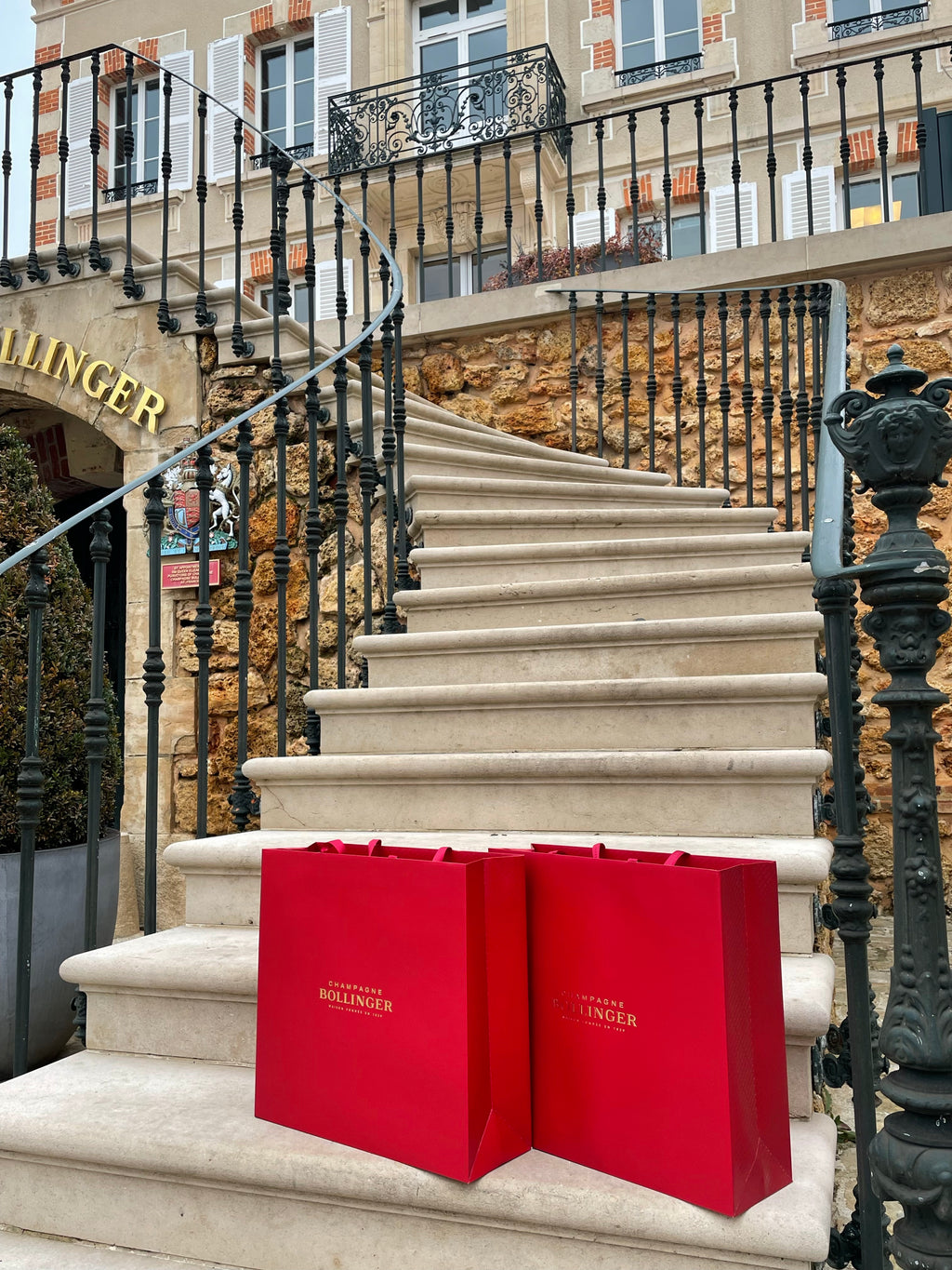 CHAMPAGNE BOLLINGER SPECIAL CUVÉE BRUT COFFRET 75 cL SET SE DVĚMI SKLENIČKAMI, GIFT BAG